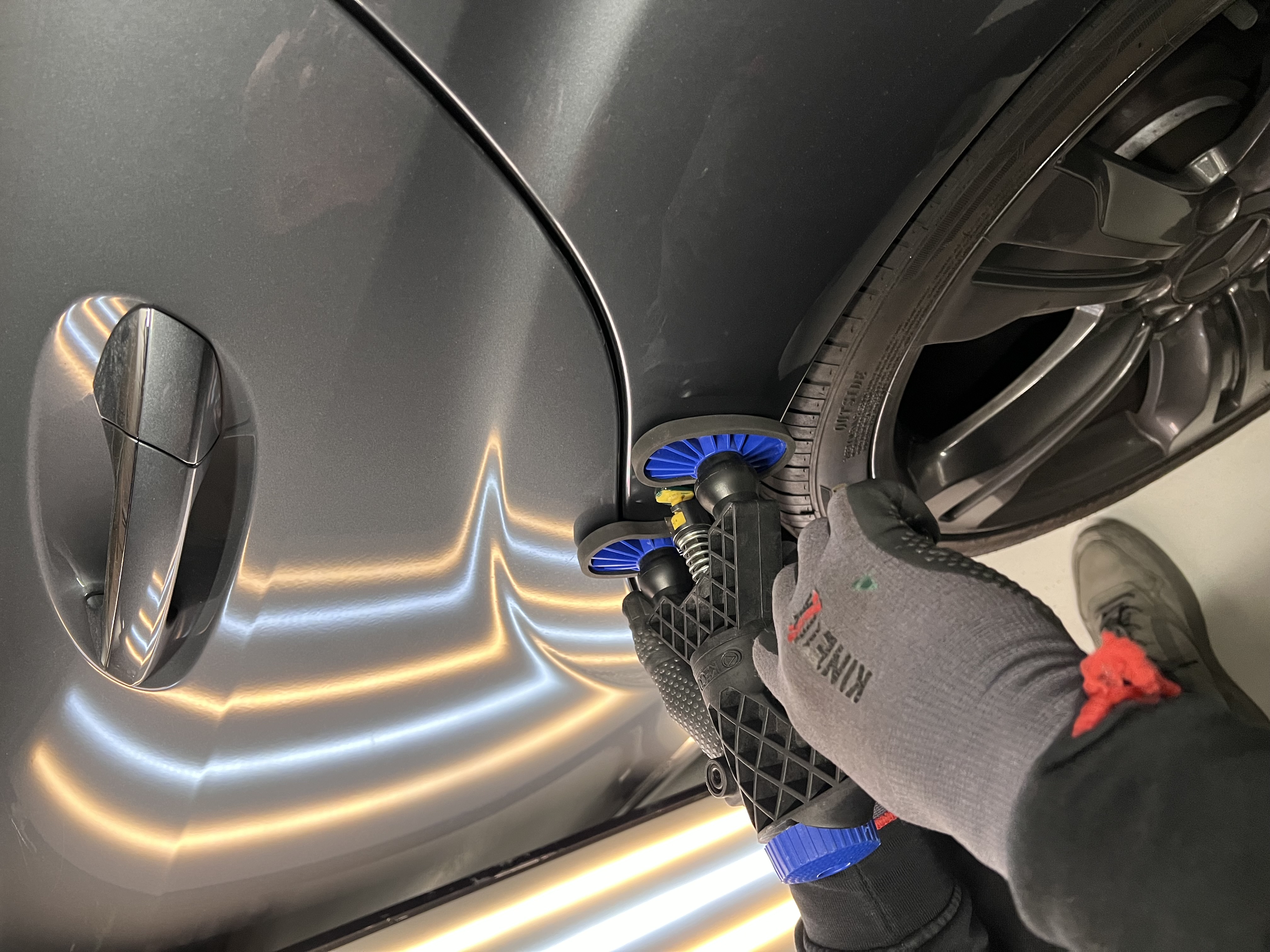 Mercedes tijdens uitdeuken zonder spuiten